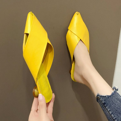 Sieviešu smailas zempapēžu čības ar zemu papēdi