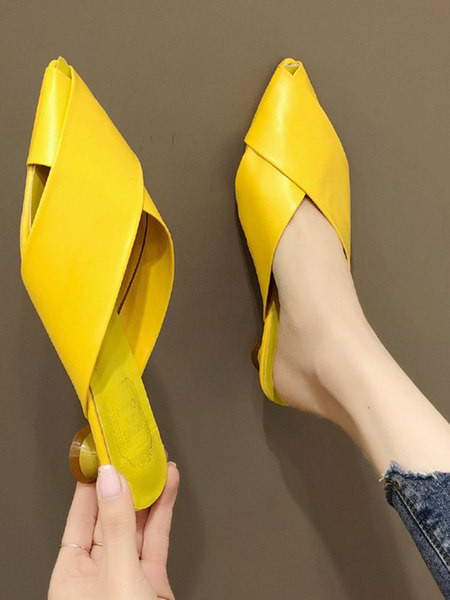 Sieviešu smailas zempapēžu čības ar zemu papēdi