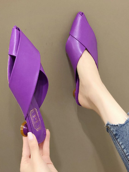 Sieviešu smailas zempapēžu čības ar zemu papēdi