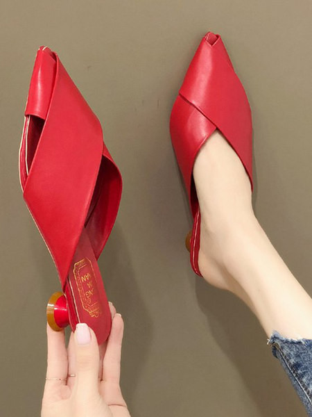 Sieviešu smailas zempapēžu čības ar zemu papēdi