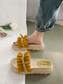 Jauns sieviešu čību modelis ar cirtām trīs krāsās