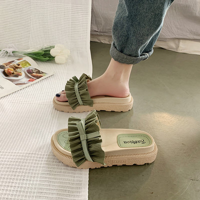 Jauns sieviešu čību modelis ar cirtām trīs krāsās