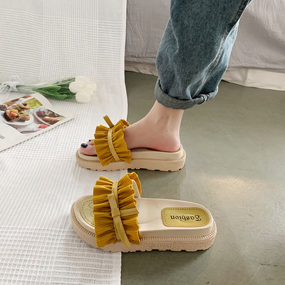 Jauns sieviešu čību modelis ar cirtām trīs krāsās