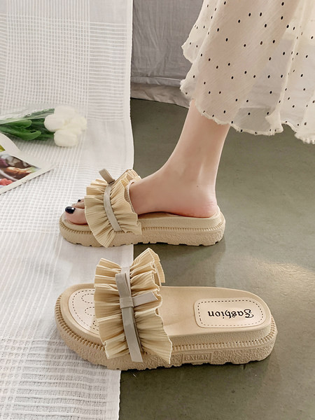 Jauns sieviešu čību modelis ar cirtām trīs krāsās