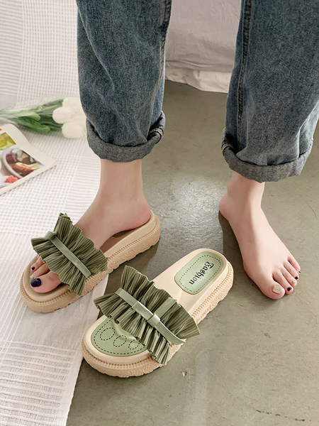 Jauns sieviešu čību modelis ar cirtām trīs krāsās