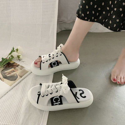 Ikdienas sieviešu čības ar saitēm un uzrakstu - divās krāsās