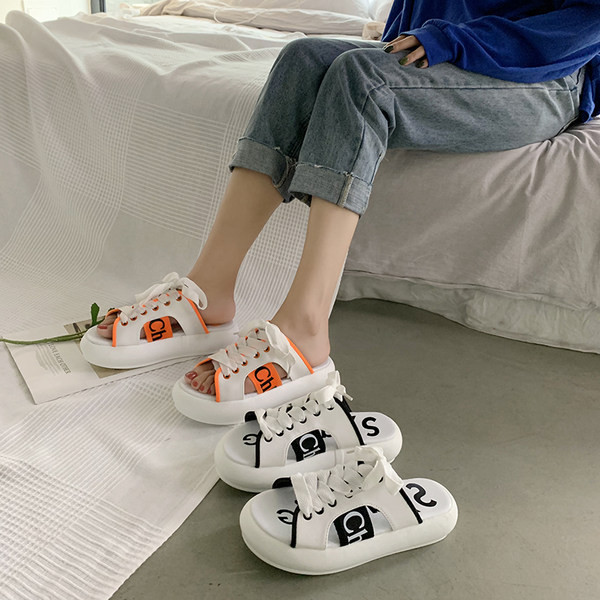 Ikdienas sieviešu čības ar saitēm un uzrakstu - divās krāsās