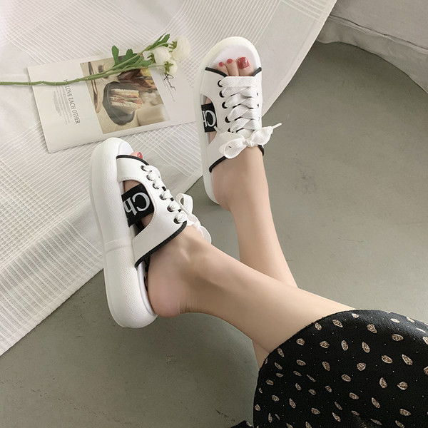 Ikdienas sieviešu čības ar saitēm un uzrakstu - divās krāsās