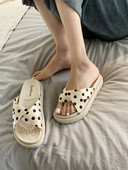 Ikdienas sieviešu čības ar krustotām lencēm ar punktiem