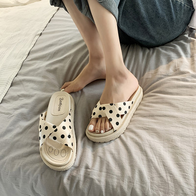 Ikdienas sieviešu čības ar krustotām lencēm ar punktiem