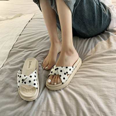 Ikdienas sieviešu čības ar krustotām lencēm ar punktiem