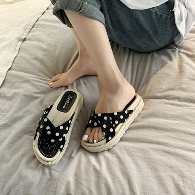 Ikdienas sieviešu čības ar krustotām lencēm ar punktiem