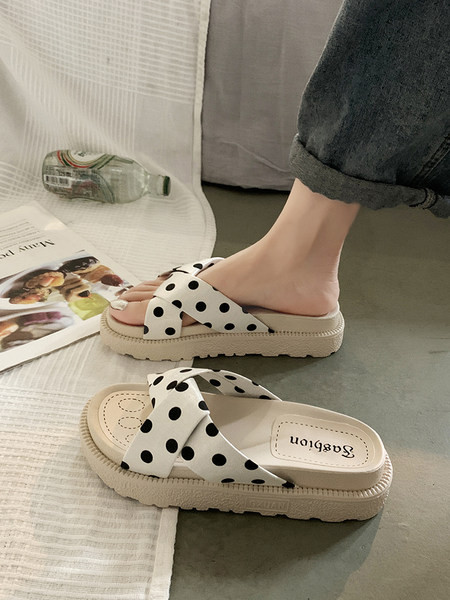 Ikdienas sieviešu čības ar krustotām lencēm ar punktiem