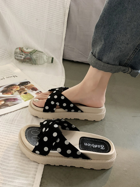 Ikdienas sieviešu čības ar krustotām lencēm ar punktiem