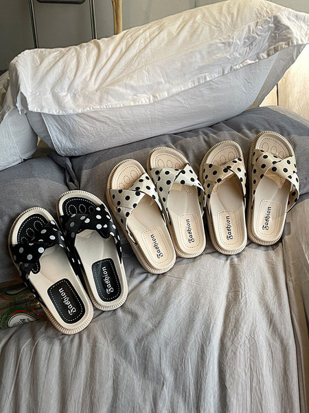 Ikdienas sieviešu čības ar krustotām lencēm ar punktiem