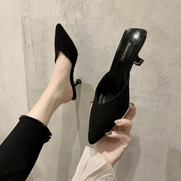 Női papucs hegyes modell kövekkel és sarokkal