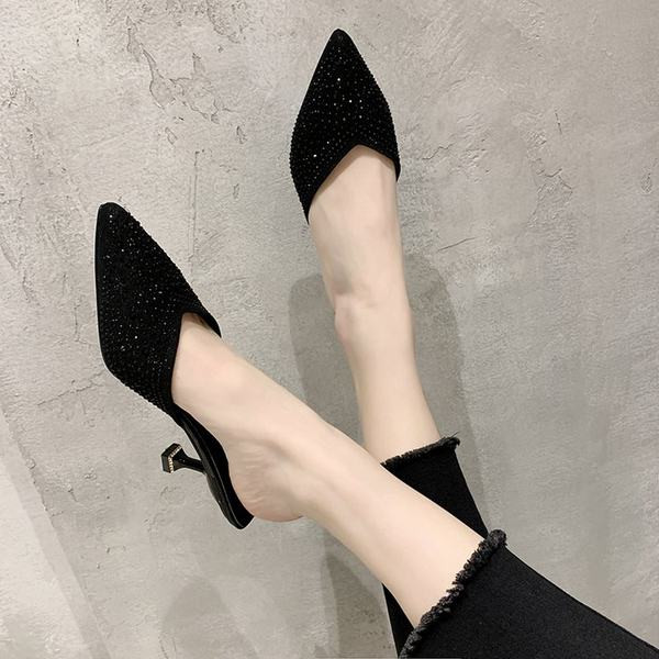 Női papucs hegyes modell kövekkel és sarokkal