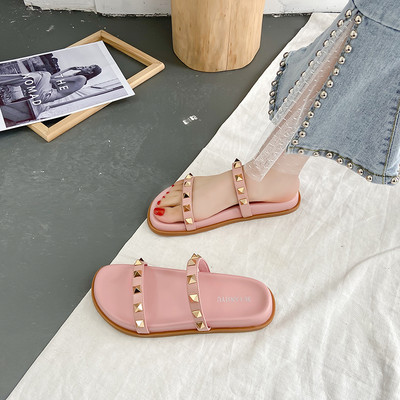 Sieviešu čības ar cilpām un plakanu zoli