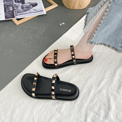 Sieviešu čības ar cilpām un plakanu zoli