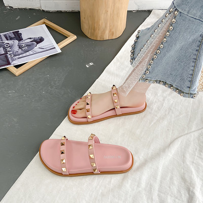 Sieviešu čības ar cilpām un plakanu zoli