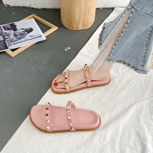 Sieviešu čības ar cilpām un plakanu zoli