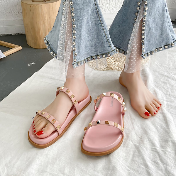 Sieviešu čības ar cilpām un plakanu zoli