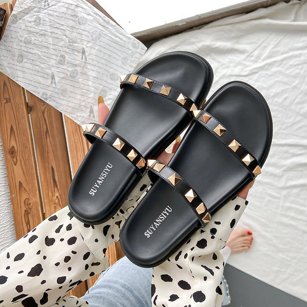 Sieviešu čības ar cilpām un plakanu zoli