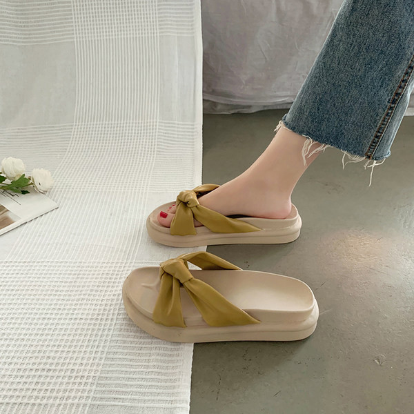 Papuci moderni de dama cu bretele din piele si talpa plata