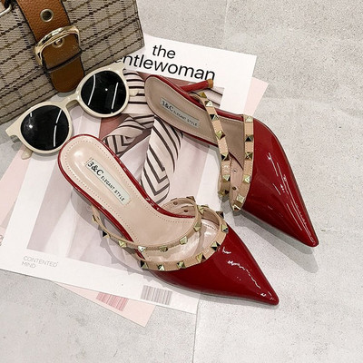 Sieviešu modernas čības ar papēdi un metāla elementiem