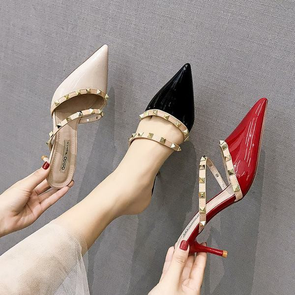 Sieviešu modernas čības ar papēdi un metāla elementiem