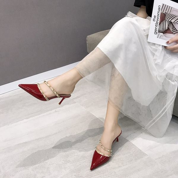 Sieviešu modernas čības ar papēdi un metāla elementiem