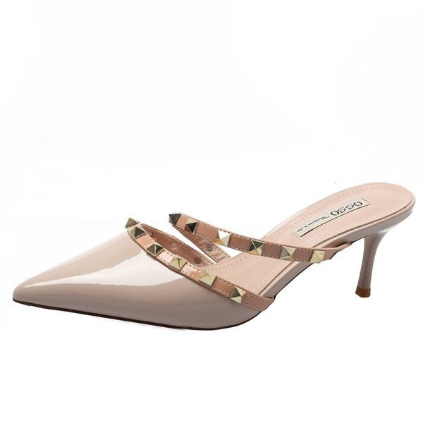 Sieviešu modernas čības ar papēdi un metāla elementiem