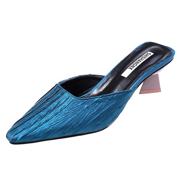 Papuci dama model ascutit cu toc