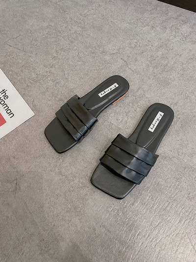 Vienkrāsainas sieviešu ādas čības ar plakanu zoli