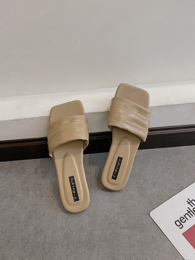 Vienkrāsainas sieviešu ādas čības ar plakanu zoli