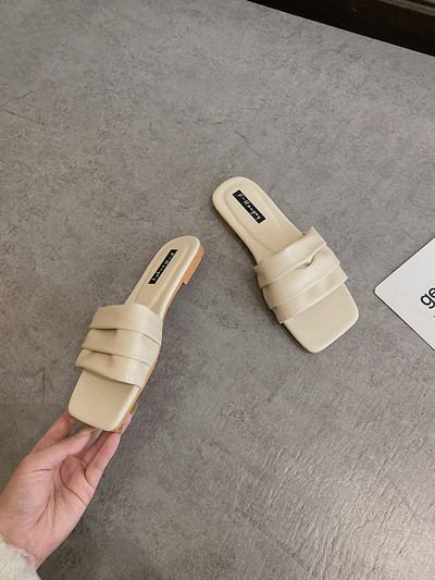 Vienkrāsainas sieviešu ādas čības ar plakanu zoli