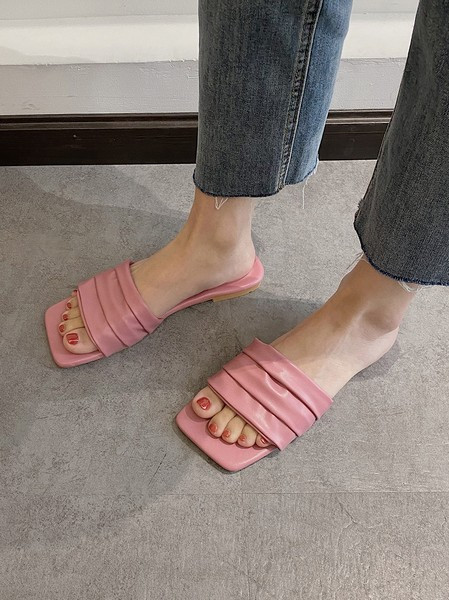 Vienkrāsainas sieviešu ādas čības ar plakanu zoli