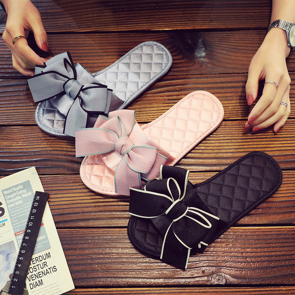 Papuci de damă cu talpă plată și decor panglică - două modele