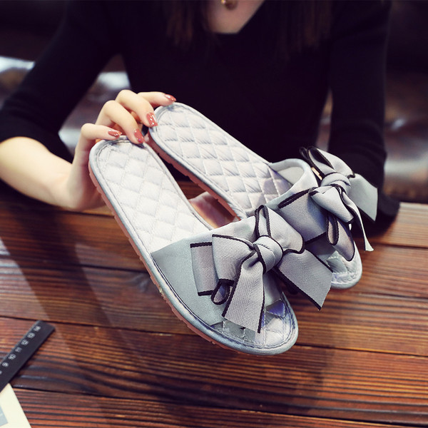 Papuci de damă cu talpă plată și decor panglică - două modele