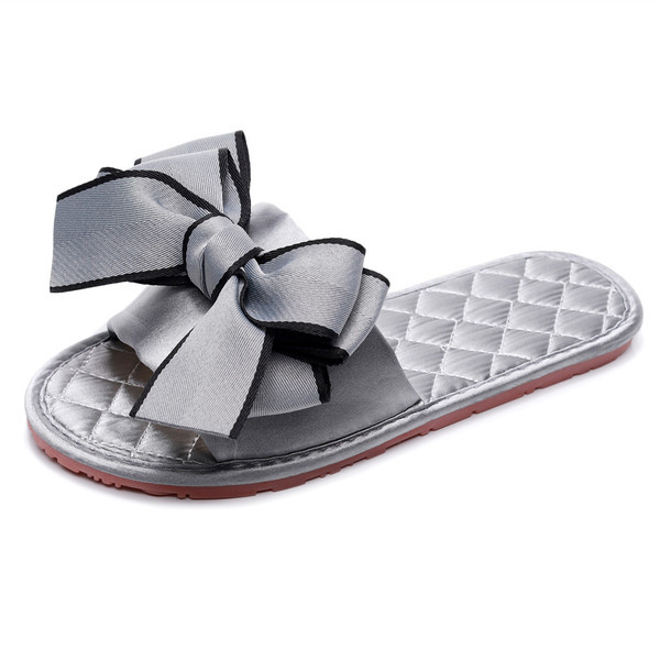 Papuci de damă cu talpă plată și decor panglică - două modele