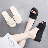 Sieviešu ikdienas čības baltā un melnā krāsā ar platformu