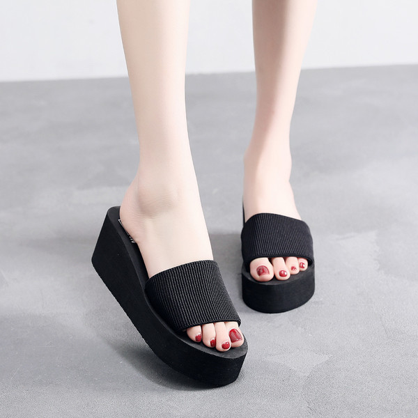 Sieviešu ikdienas čības baltā un melnā krāsā ar platformu