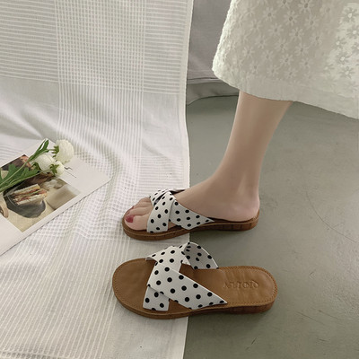 Jauns sieviešu čību modelis ar plakanu zoli un punktotām lencēm