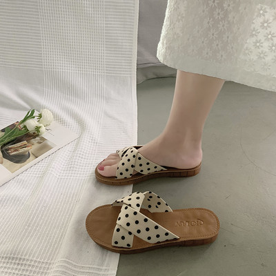 Jauns sieviešu čību modelis ar plakanu zoli un punktotām lencēm