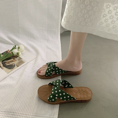 Jauns sieviešu čību modelis ar plakanu zoli un punktotām lencēm