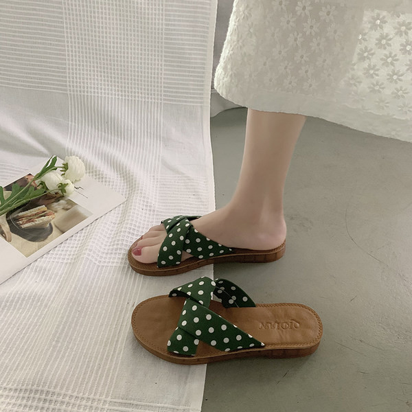 Jauns sieviešu čību modelis ar plakanu zoli un punktotām lencēm