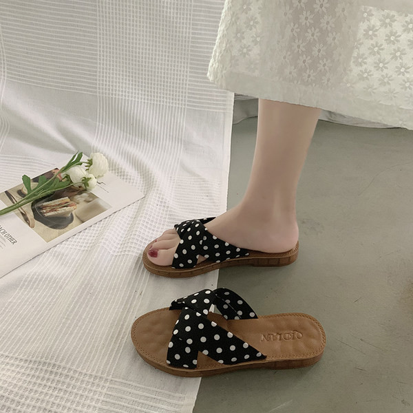 Jauns sieviešu čību modelis ar plakanu zoli un punktotām lencēm