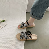 Jauns sieviešu rūtu čību modelis ar lencēm