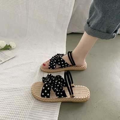 Jauns sieviešu rūtu čību modelis ar lencēm