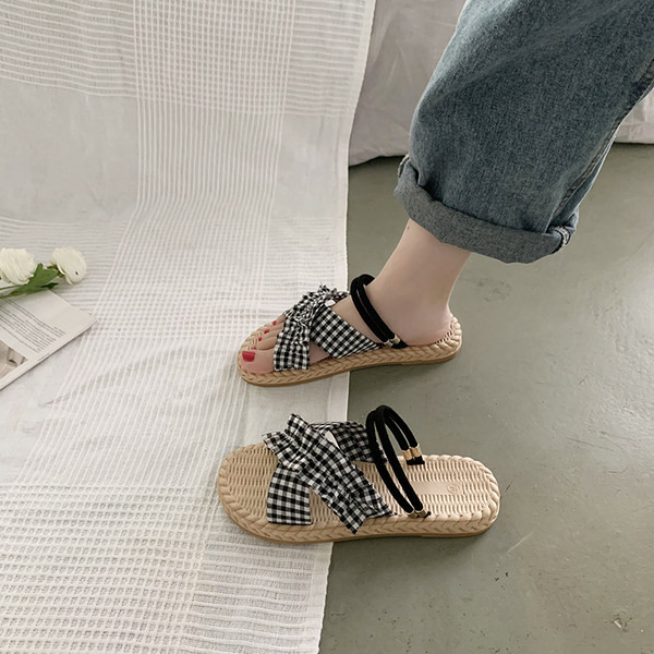 Jauns sieviešu rūtu čību modelis ar lencēm